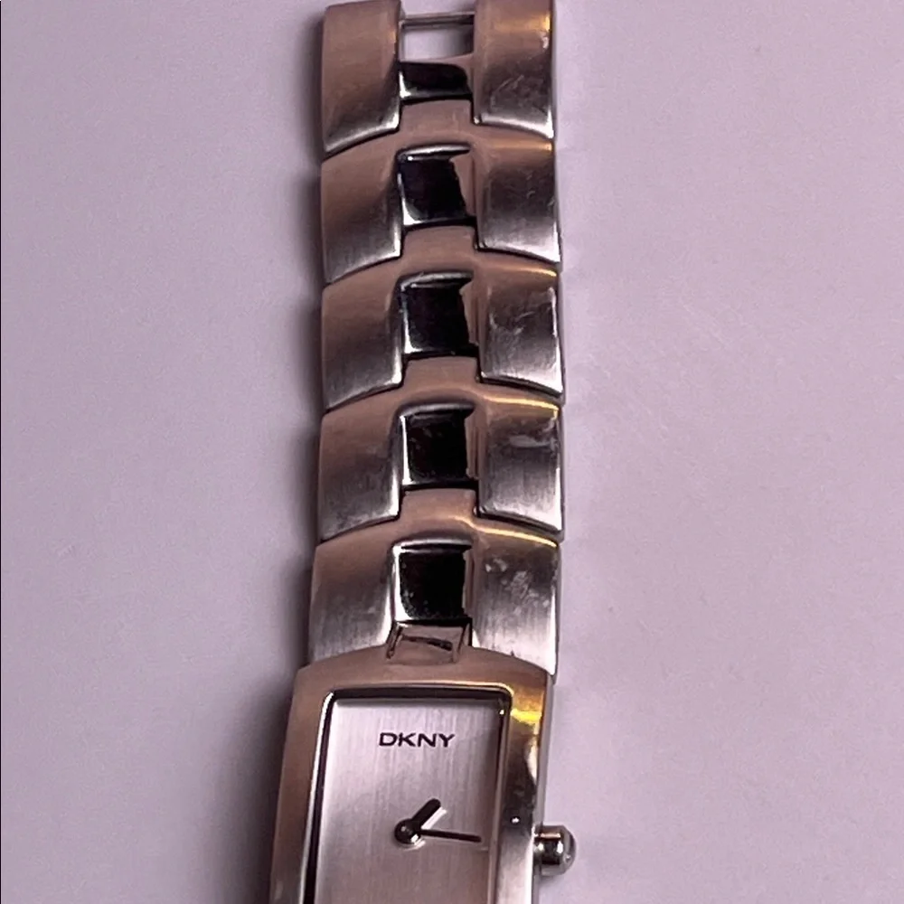 DKNY Ladies Silver Watch NEW BATTERY